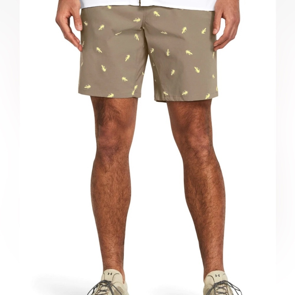 NWT Under Armour FISH HUNTER 2.0 Fly Fish Lure Taupe Loose Shorts, size 40